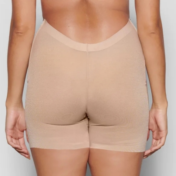 SKIMS SHEER SCULPT LOW BACK SHORT in Clay - Picture 2 of 2